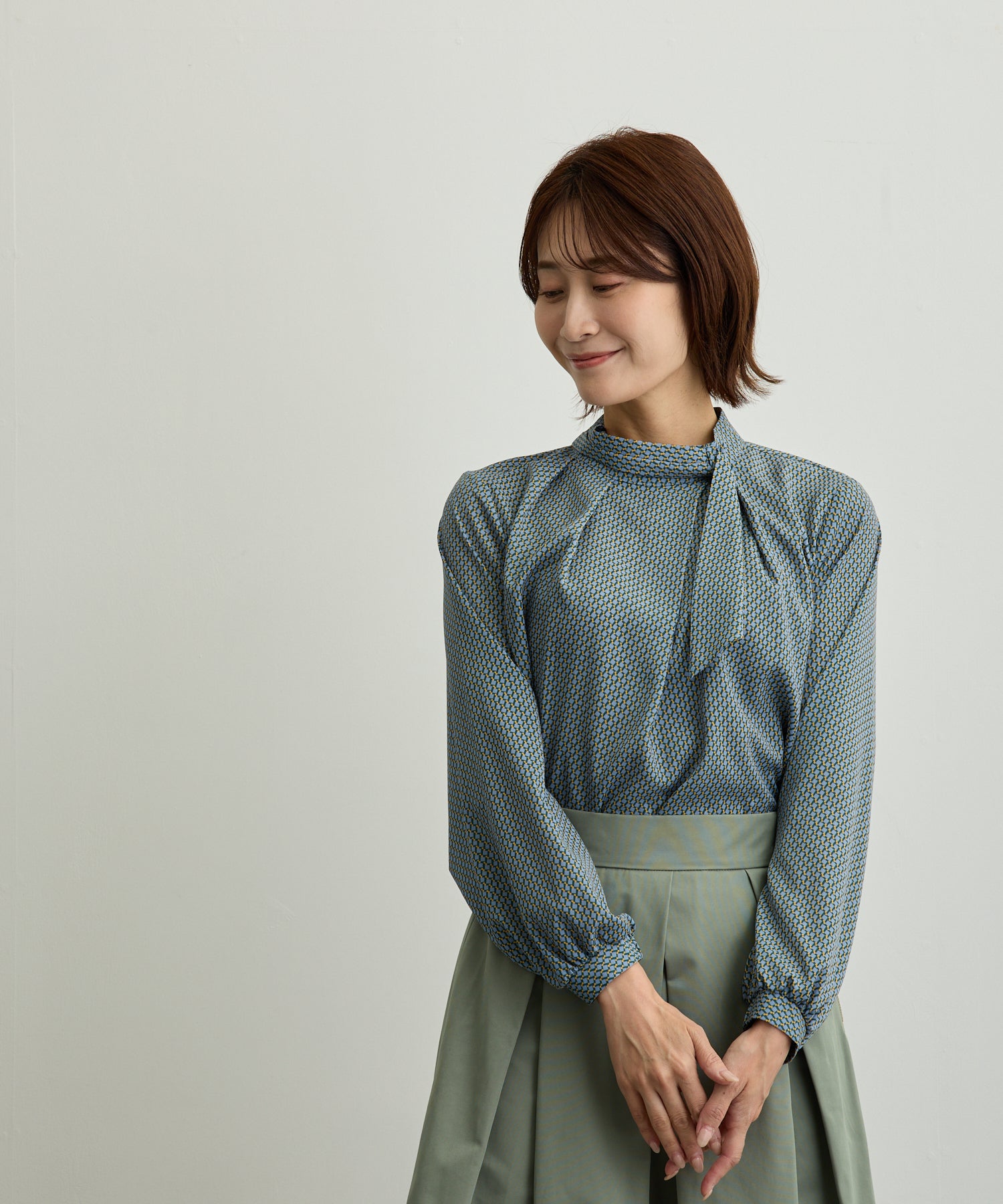 幾何柄プリントサイドスカーフアシメタックブラウス【日本製