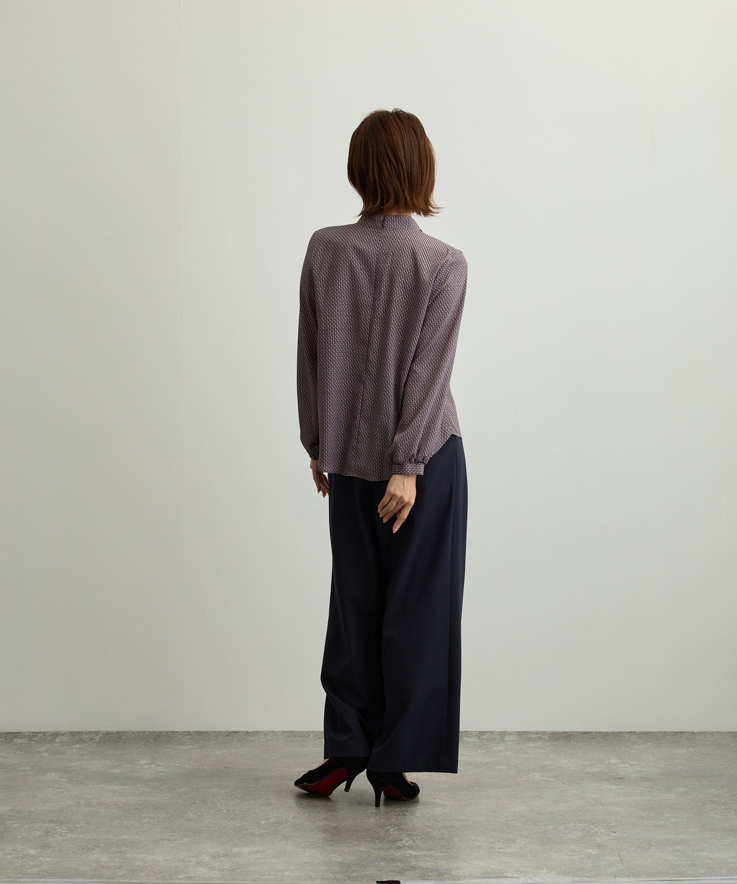 幾何柄プリントサイドスカーフアシメタックブラウス【日本製】