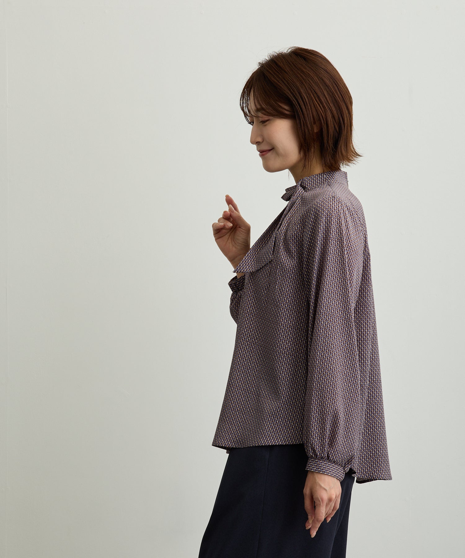 幾何柄プリントサイドスカーフアシメタックブラウス【日本製】