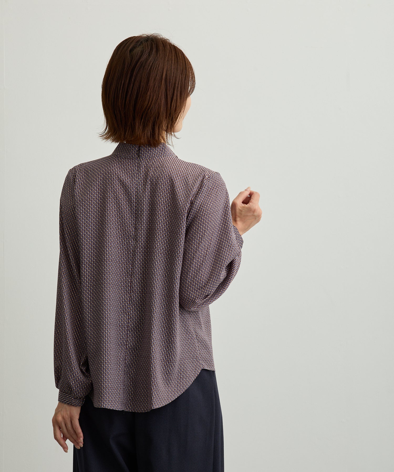 幾何柄プリントサイドスカーフアシメタックブラウス【日本製】