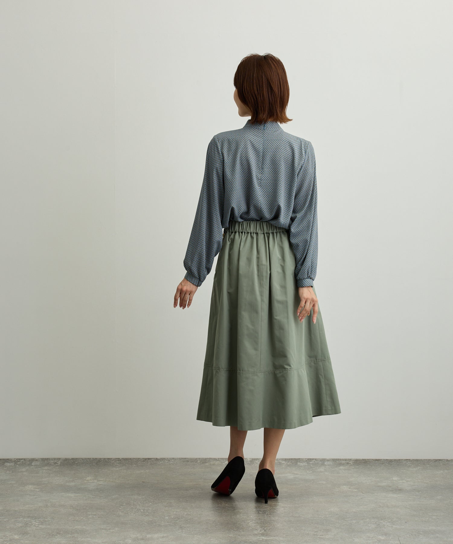 幾何柄プリントサイドスカーフアシメタックブラウス【日本製】