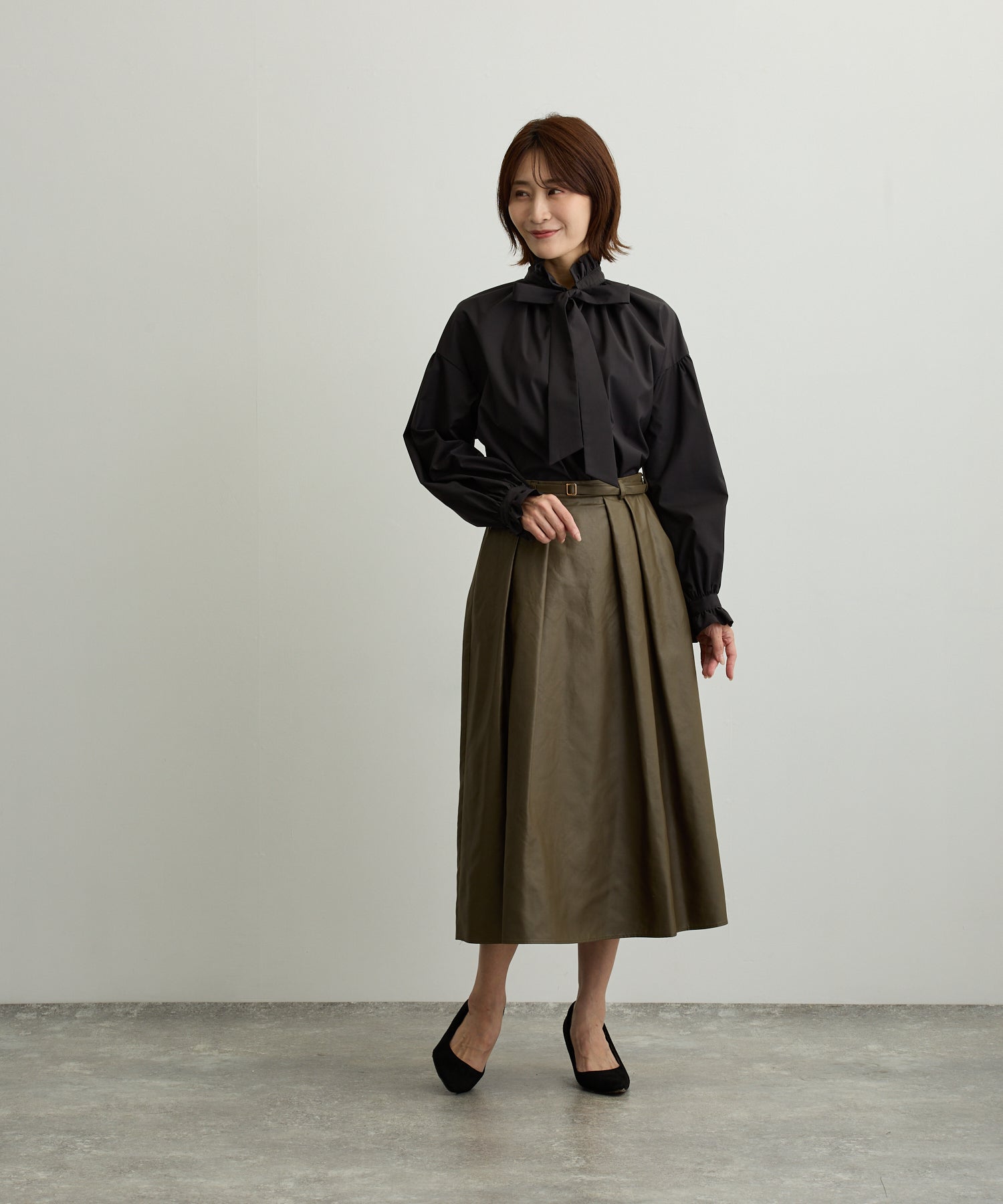 フリルネックリボンブラウス【日本製】