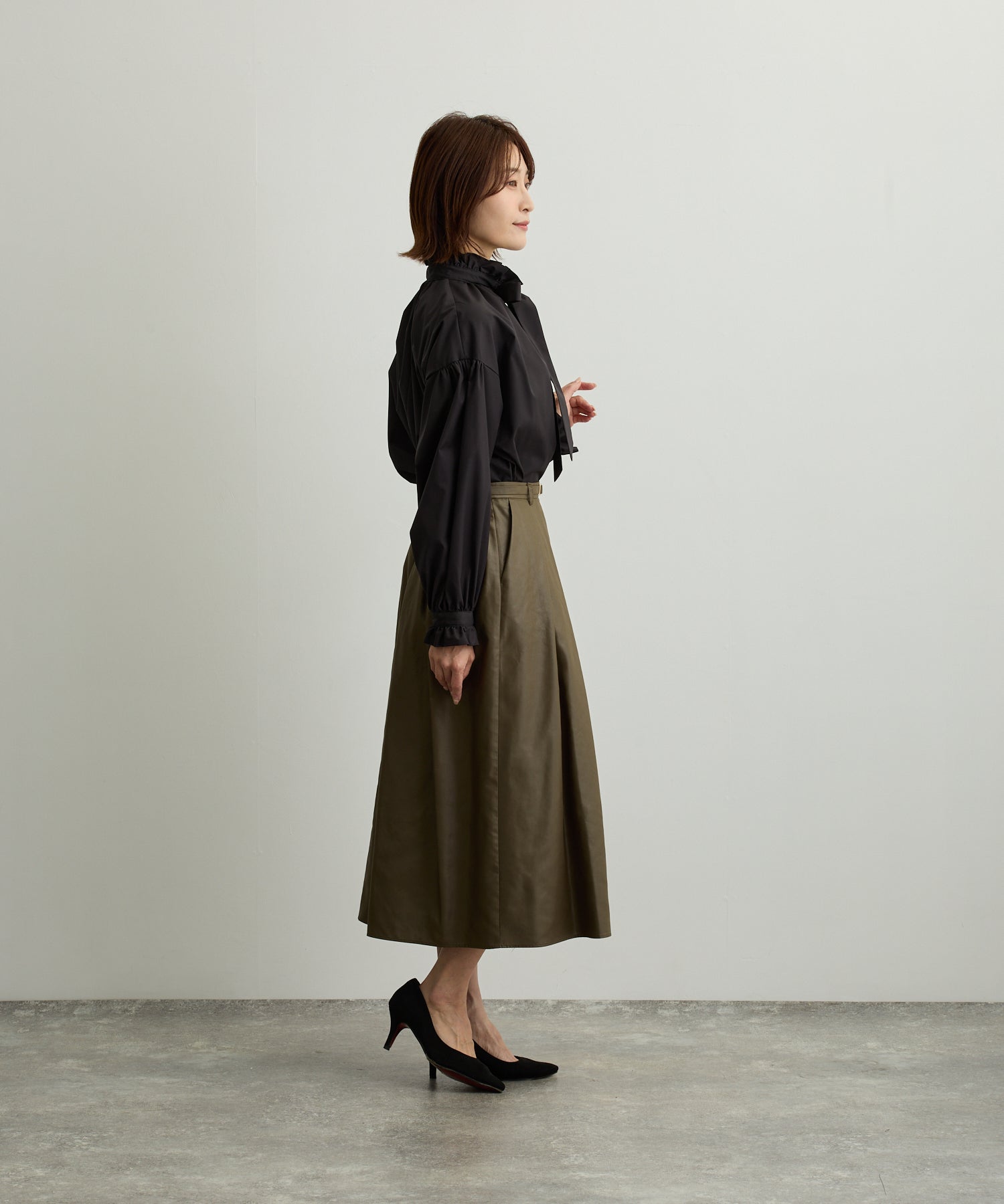 フリルネックリボンブラウス【日本製】