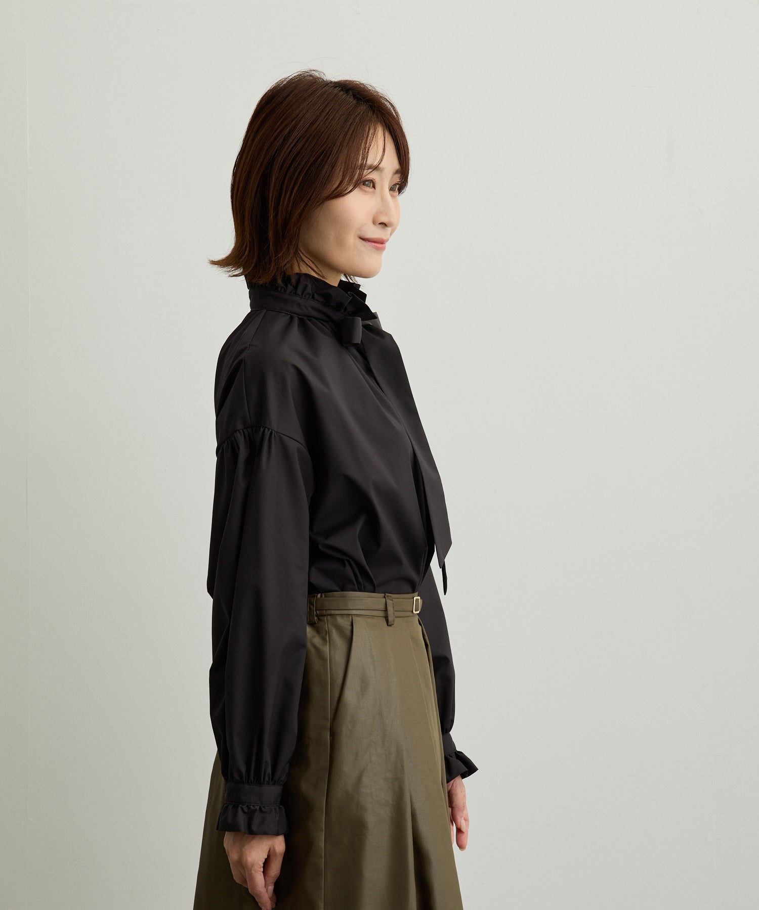 フリルネックリボンブラウス【日本製】