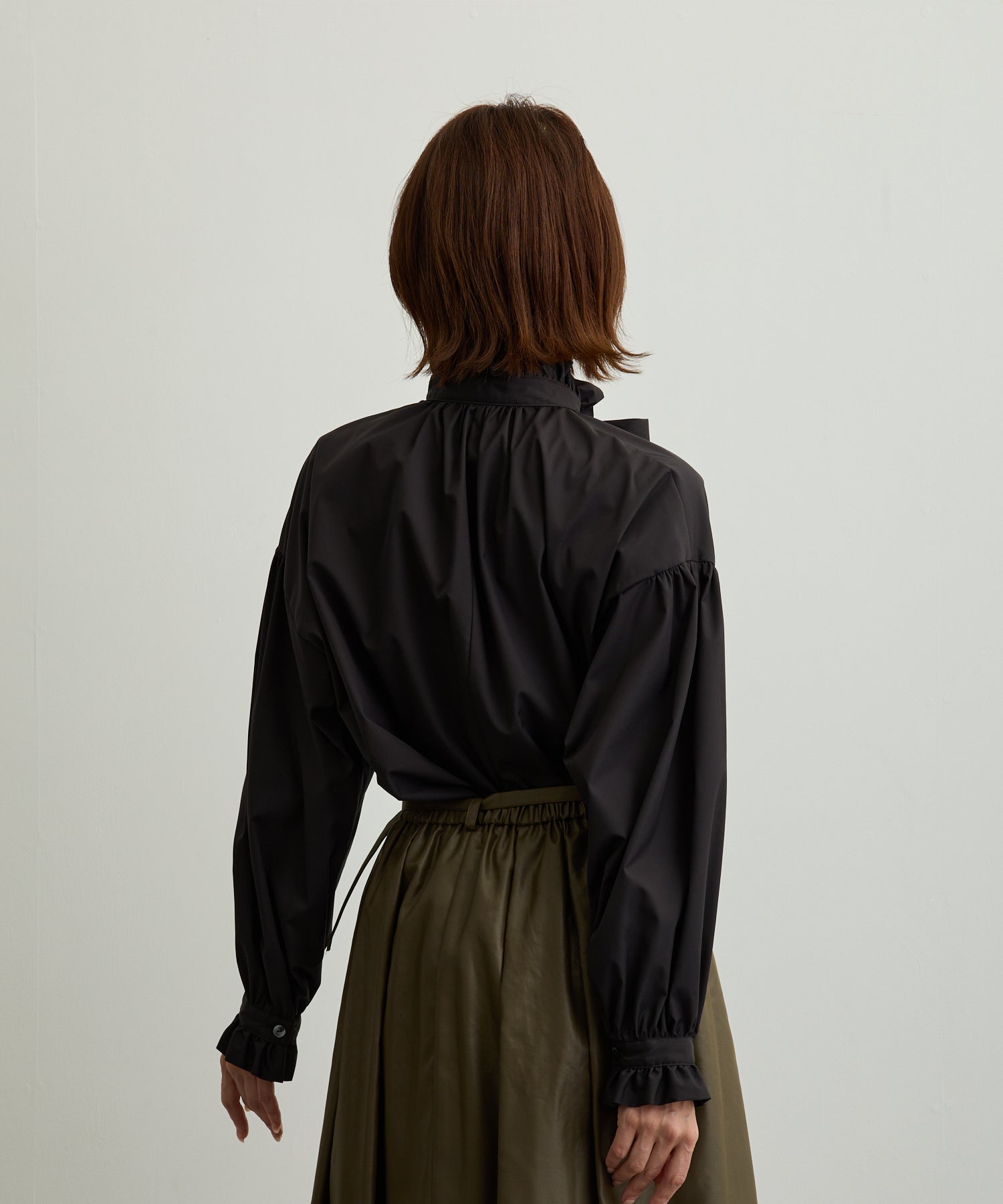 フリルネックリボンブラウス【日本製】