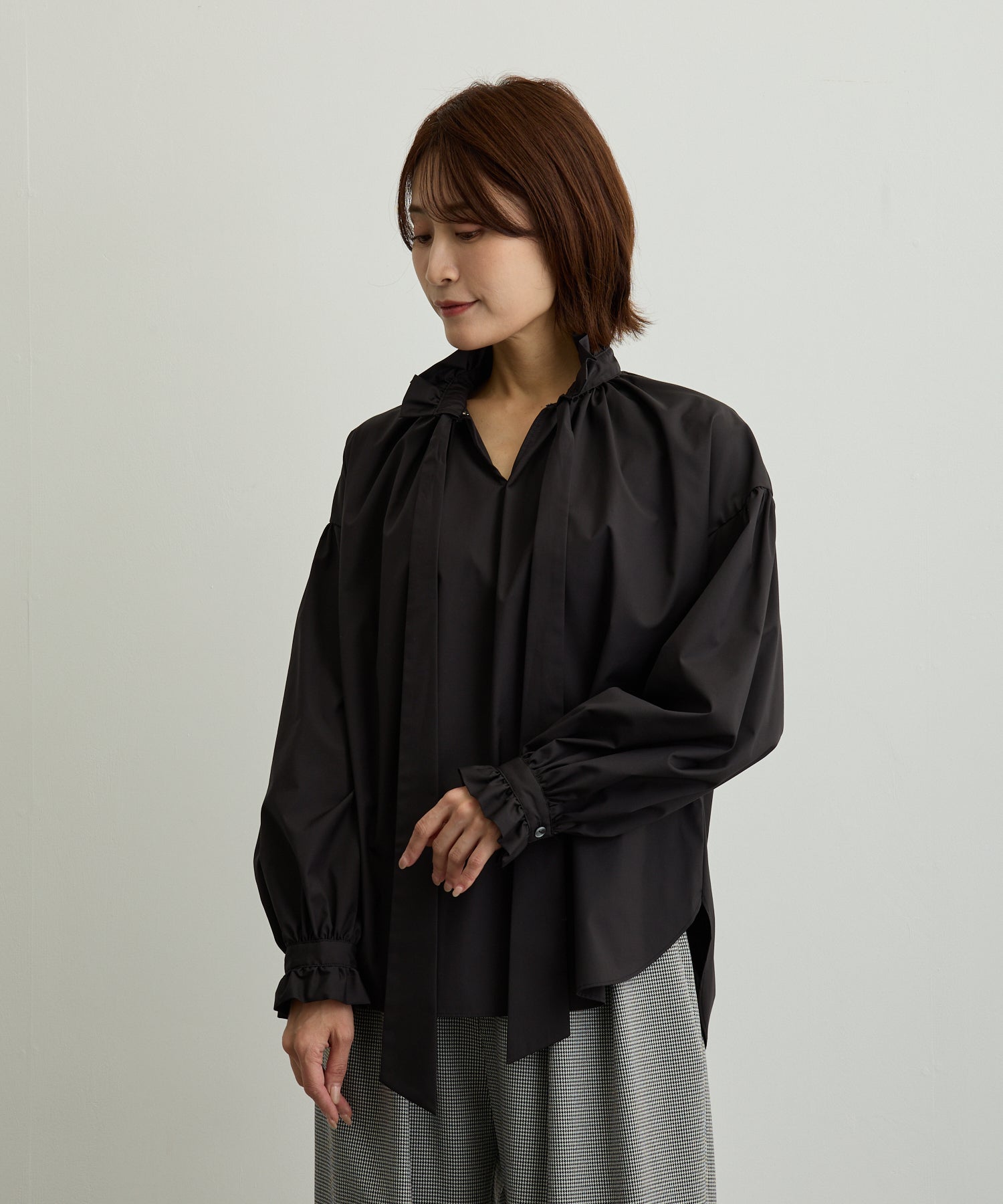 フリルネックリボンブラウス【日本製】