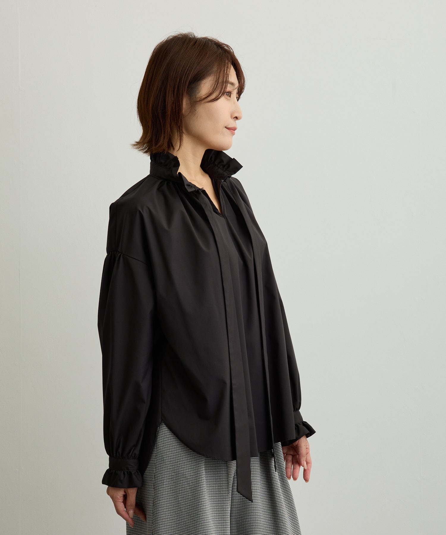 フリルネックリボンブラウス【日本製】