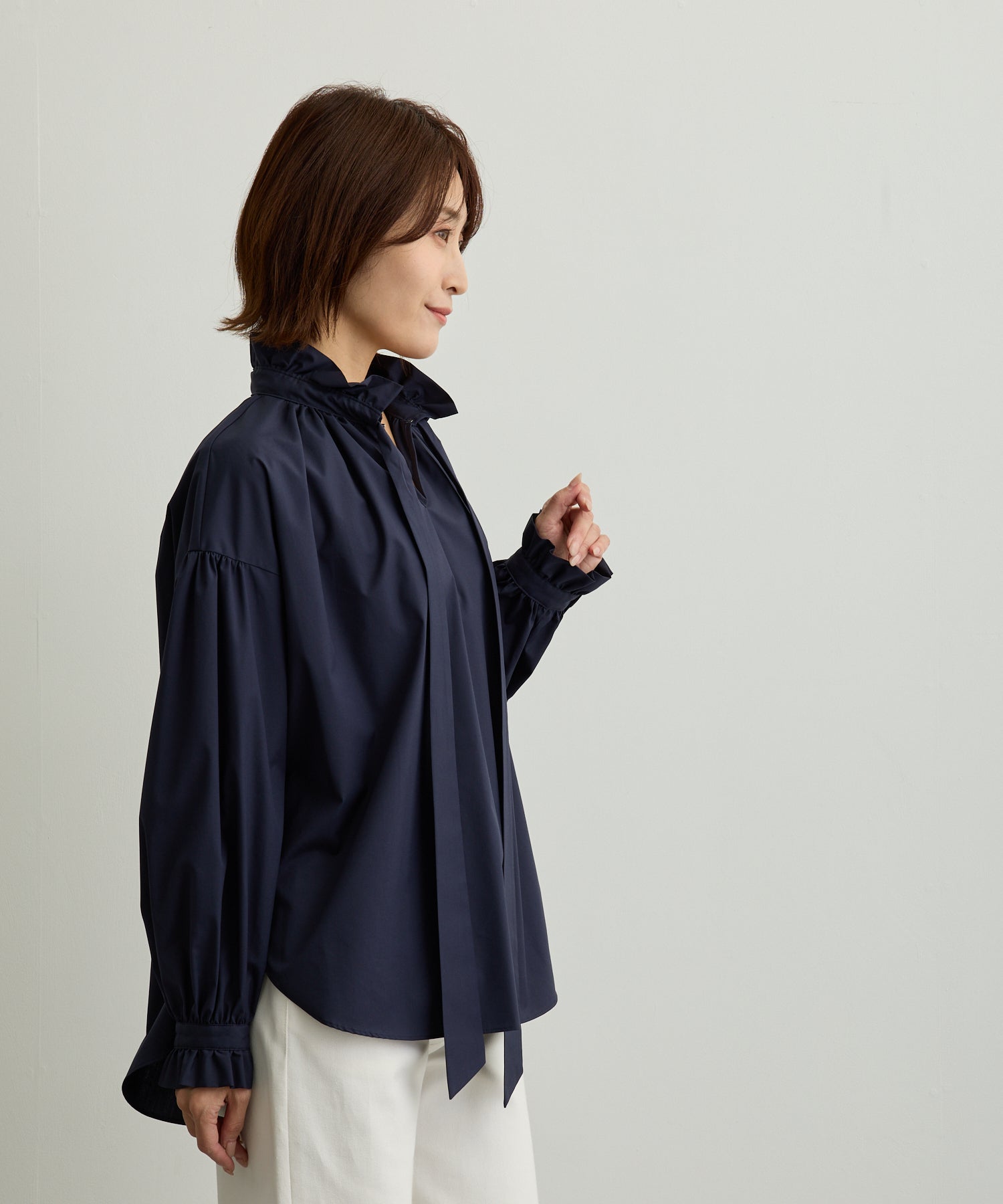 フリルネックリボンブラウス【日本製】