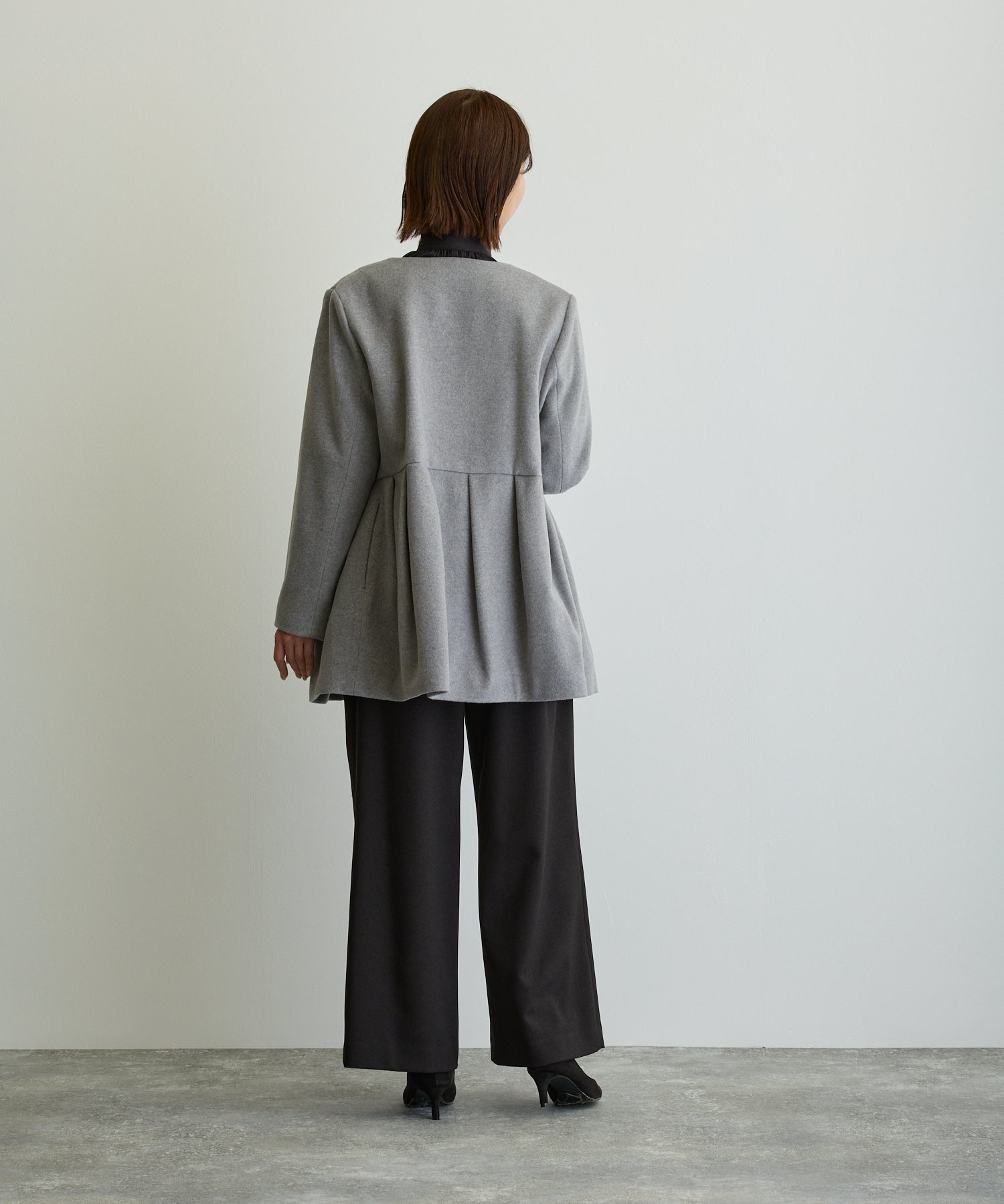 ペプラムノーカラーコート/トップグレー【日本製】 – Ifemelu