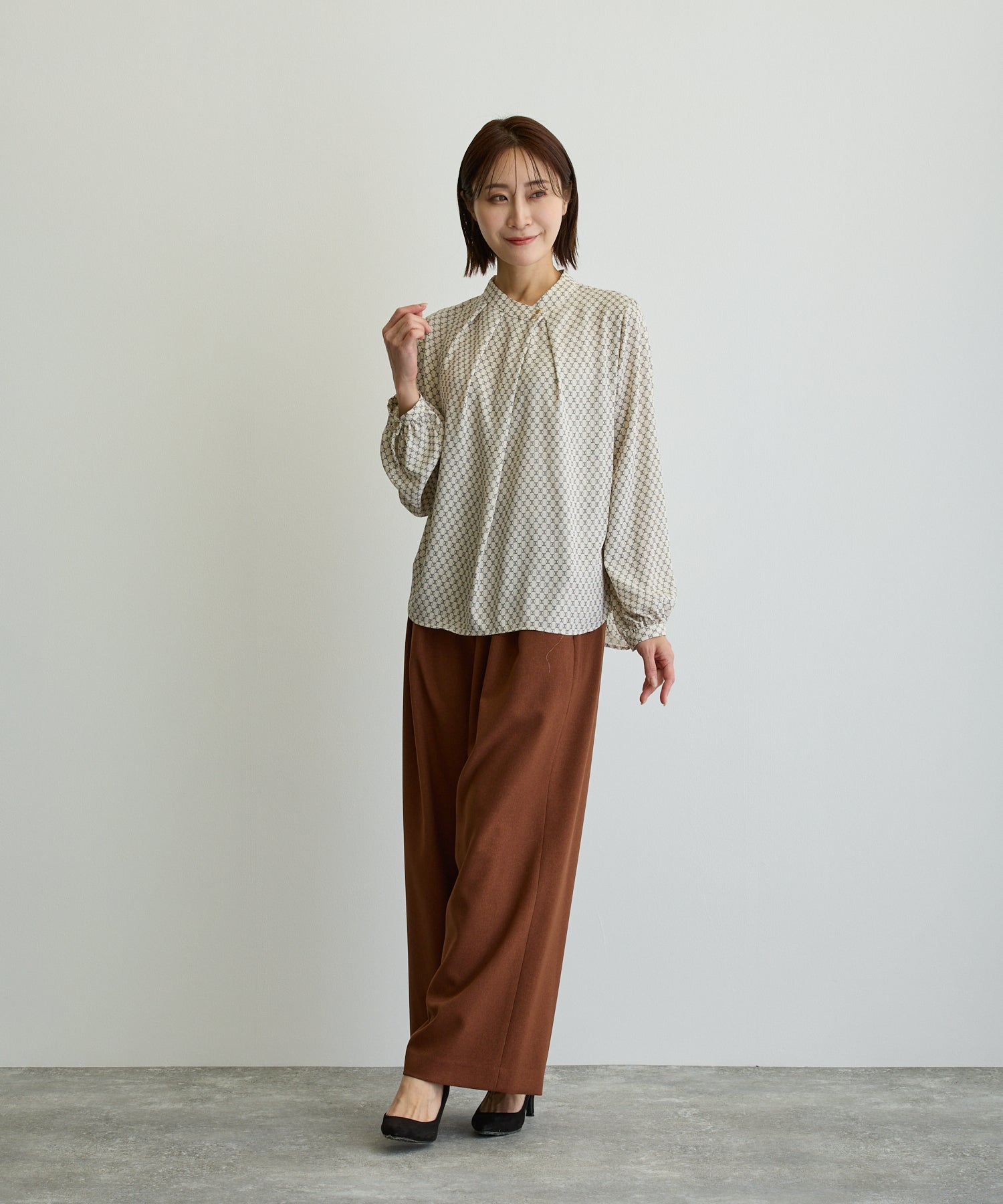 幾何柄メタル釦アシメタックブラウス/アイボリー系【日本製】