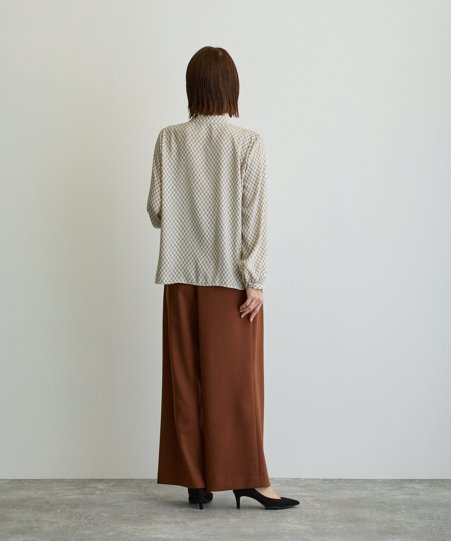 幾何柄メタル釦アシメタックブラウス/アイボリー系【日本製】