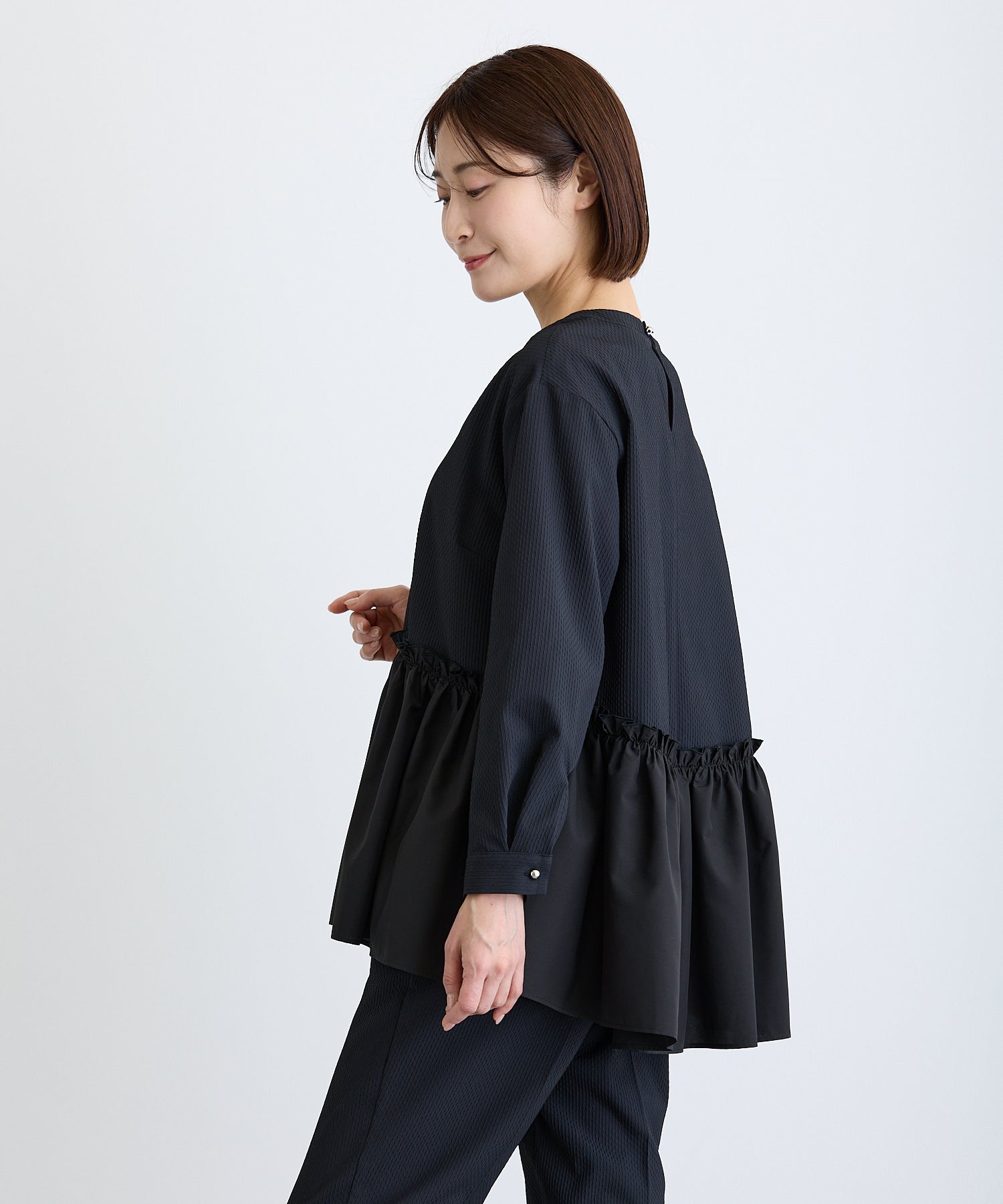 34p M-premierBLACK ブラック 異素材切替ペプラムブラウス 1枚で華やかな着こなしが叶う！異素材切替ノースリーブペプラム