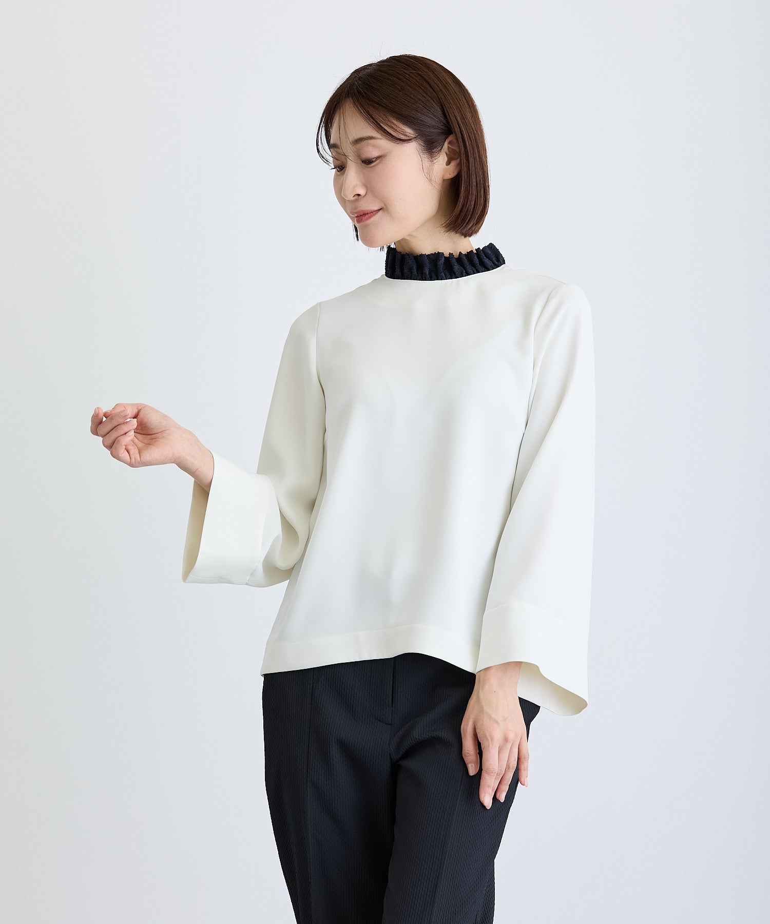 異素材フリルハイネックブラウス/オフ×ネイビー【日本製】 – Ifemelu