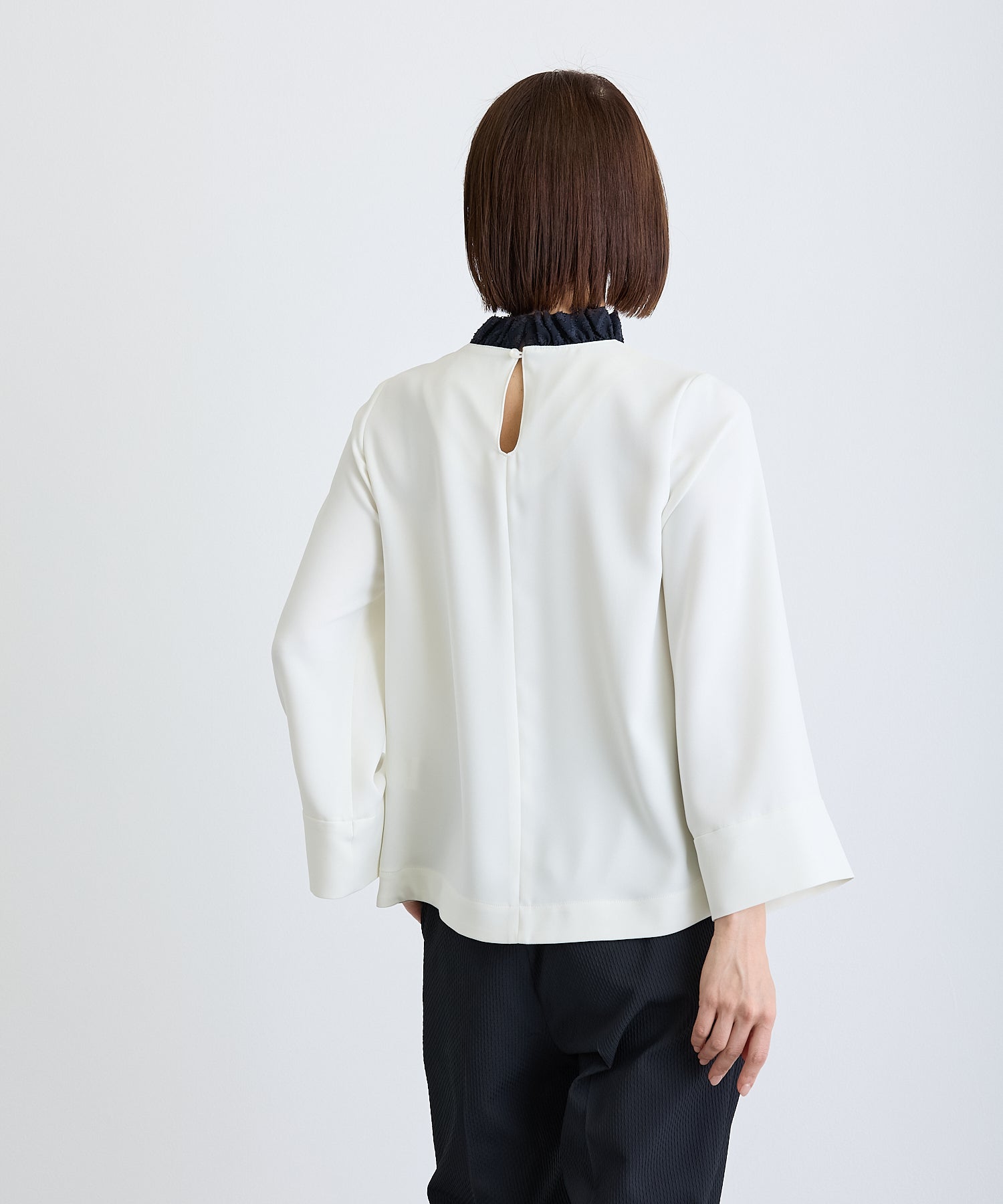 異素材フリルハイネックブラウス/オフ×ネイビー【日本製】 – Ifemelu