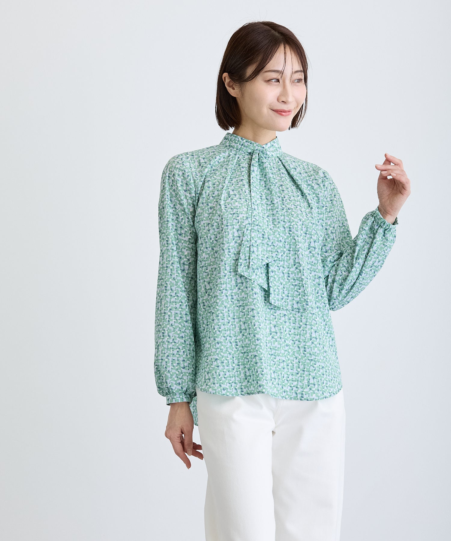 幾何柄スカーフタイ風ブラウス/グリーン系【日本製】