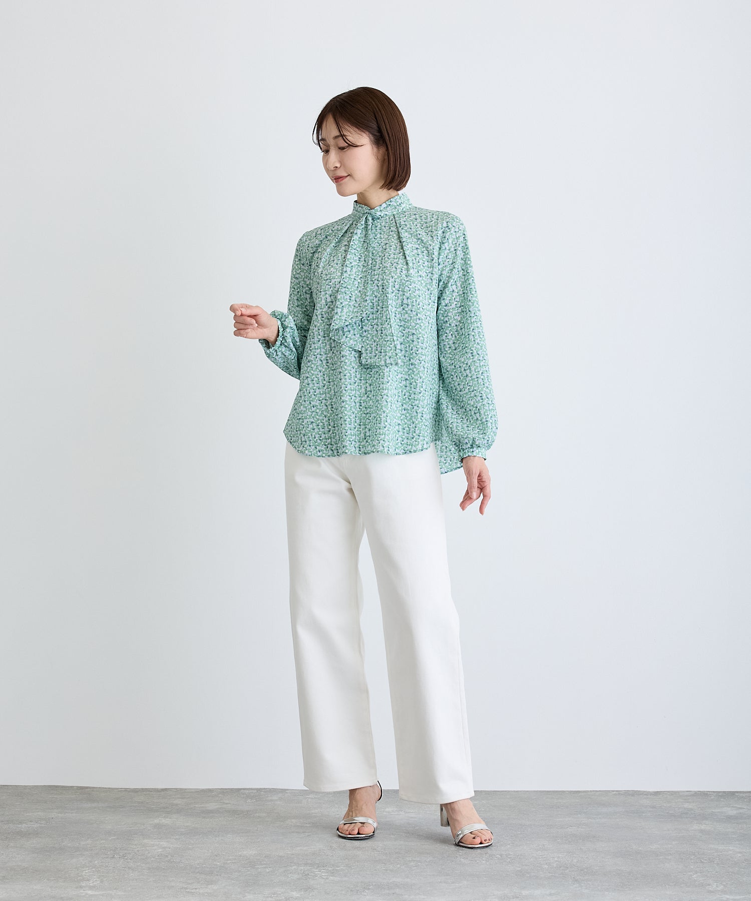 幾何柄スカーフタイ風ブラウス/グリーン系【日本製】